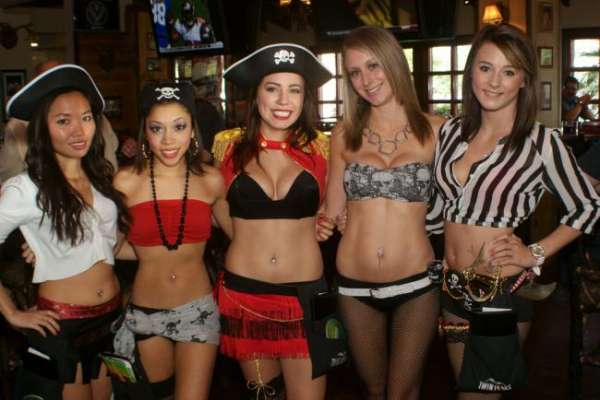 costumes-spicy-pirate-sexy