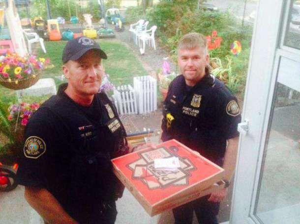 des-policiers-remplacent-un-livreur-pizza