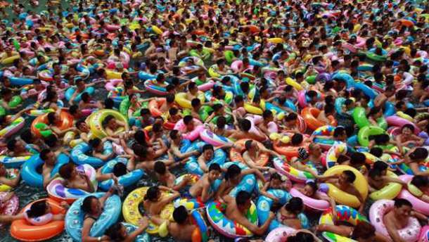 piscine-chine-vague-trop-de-gens