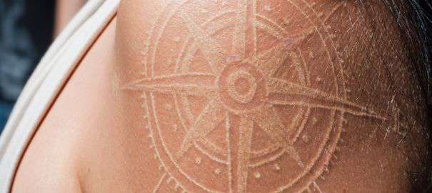 tatouage-encre-blanche-photo-par-johann-de-schryver_4577914