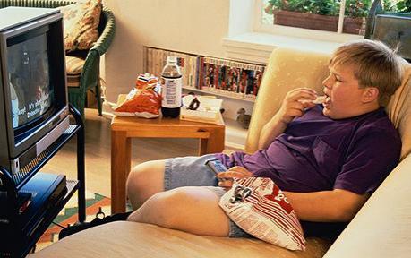 Les enfants ayant des appareils dans leurs chambres ont 30% de chances en plus d'avoir des problèmes de poids.  L'obésité serait donc un danger pour un enfant accro aux technologies