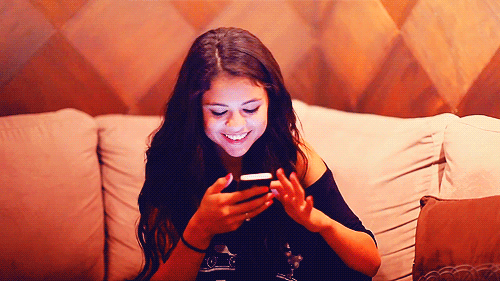 80743-Selena-Gomez-texting-iphone-gi-ZpWS