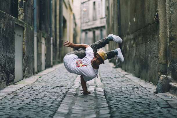 Amadou, un breakdancer français dans une rue de Bordeaux, France