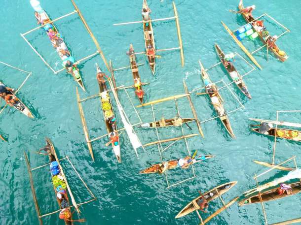 Commerces sur des bateaux à Madagascar.