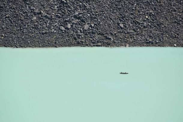 Deux personnes en balade en canoë sur les eaux turquoise du lac Louise.