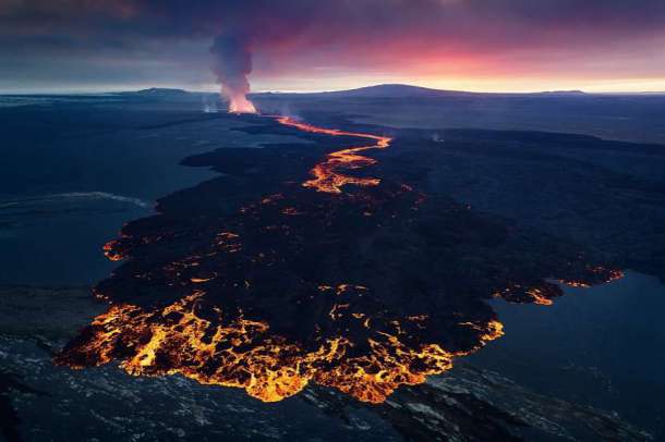 Le Holuhraun en Islande, capturé en hélicoptère. Il s'agit d'un désert de lave troué.
