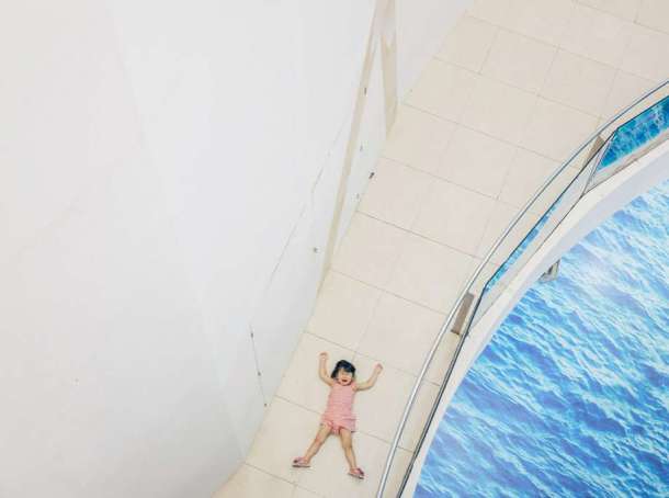 Une jeune fille pique une crise de colère dans un centre commercial de Bangkok en Juin 2014