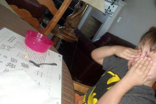 Il n'a pas réussi à attraper la dernière céréale avec sa cuillère