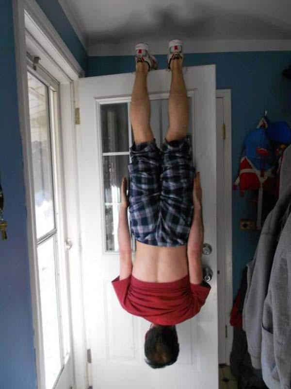 funny-man-hanged-on-door-crazy-people-photos