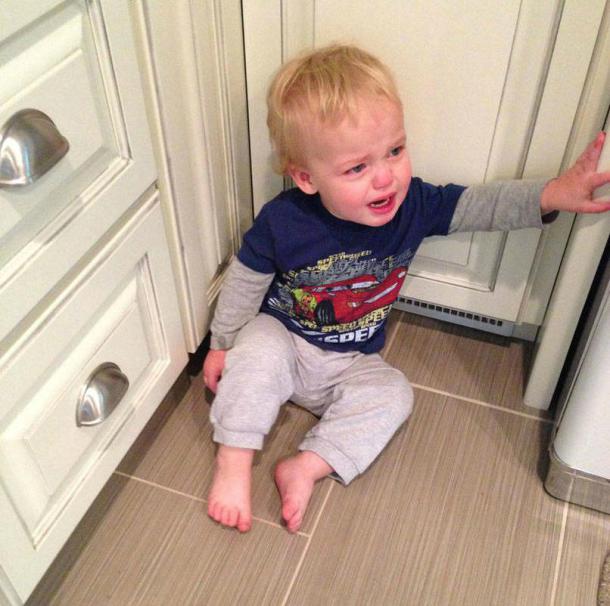 Il a couru, s'est arrêté et a pleuré. Comme ça, sans raison