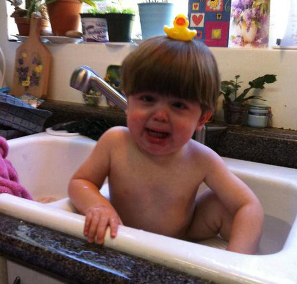 Il ne trouvait pas son canard en plastique.