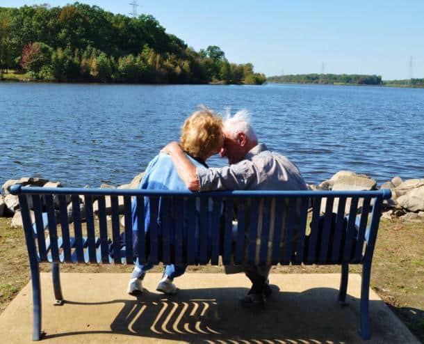 "Si jamais quelque chose m'arrivait, peux-tu me promettre de continuer à vivre ta vie et à te relever ?" : bien sûr, un tel drame n'est souhaitable à personne. Mais si l'être aimé venait à disparaitre, il vous faudrait tout de même continuer à vivre, à vous accrocher. Pour vous, mais également pour la personne qui vous a quitté.