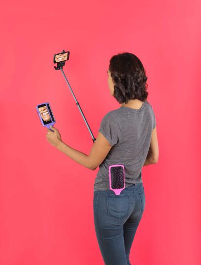 Bon, celle-ci, on n'est pas vraiment sûr que ce soit une GRANDE invention, mais elle est tout de même assez drôle... Les fans de selfie pourront maintenant prendre des photos de groupe et être sûrs que le cliché sera parfait !