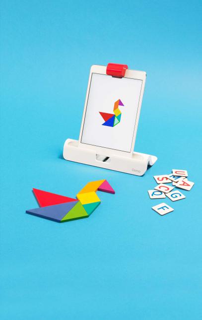 Osmo : Développée par un ancien ingénieur de Google, cette tablette permet aux enfants de recréer les jouets qu'ils fabriquent sur tablette en vrai ! De cette façon, le jeu est plus interactive et fait davantage appel à l'imagination des enfants.