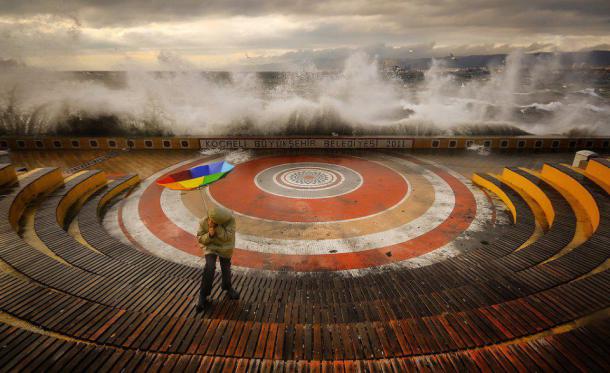 Honorable Mention Places - La tempête, Kocaeli, Turquie Je prenais une photo avec mon neveu, quand la tempête est apparue. Je l'ai capturé au bon moment