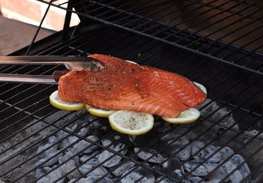 Pour cuire du poisson au barbecue, utiliser du citron. Cela vous simplifiera le nettoyage et vous permettra également d'avoir un poisson aux délicieux arômes de citron !