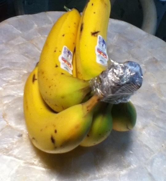 En mettant un bout d'aluminium sur le bout des bananes, vous les conserverez plus longtemps. 