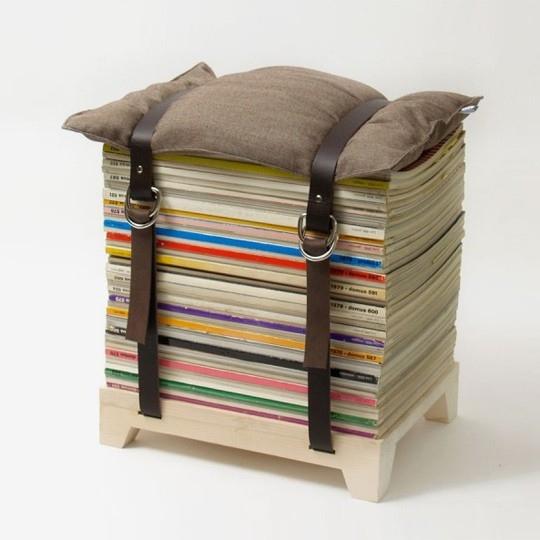 Pour créer un siège, utilisez des livres, un morceau de bois et un oreiller !