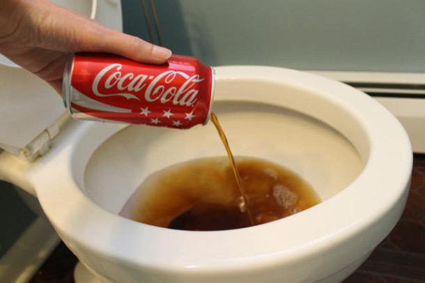 Pour nettoyer une cuvette de toilette sans avoir à frotter, utilisez du coca ! 