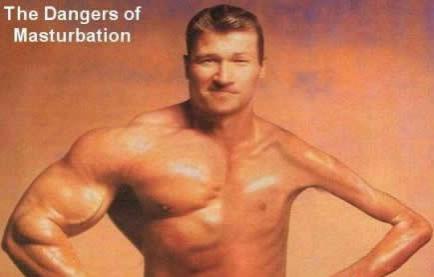 Quand il dit "Je ne me masturbe jamais moi !"  en fait la traduction c'est " bien sûr que si je le fais, j'essaie juste de faire en sorte que tu ne me voies pas"