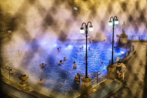 Places winner - Baignade à Budapest Le Thermal Spa à Budapest est l'une des activités préférées des hongrois de Budapest, en particulier l'hiver. Nous avons eu la chance de pouvoir y accéder pour le photographier grâce à notre guide, Gabor. Le brouillard est ici causé par la différence de température entre l'eau du spa et l'atmosphère. Une expérience surréaliste et mystique