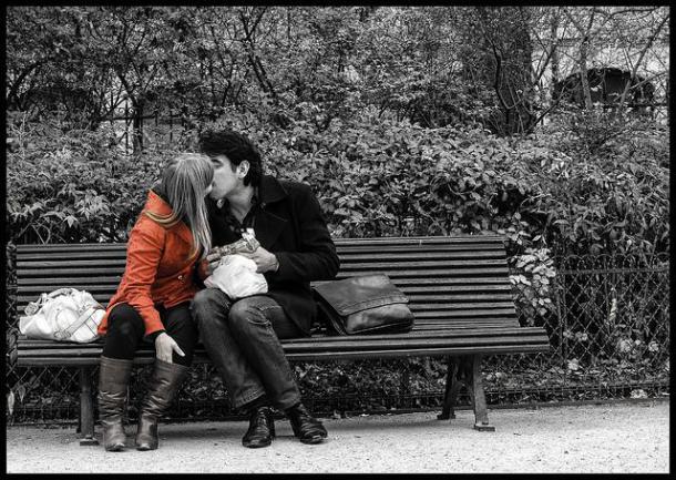 "Feras-tu de ton mieux pour ne jamais laisser la routine nous détruire ?" Bien sûr, au fil des années, de nombreuses habitudes se créent. Mais s'il est un ennemi mortel à l'amour, c'est bien la routine. Il faut donc être sur que votre partenaire pourra vous dégager du temps et voudra conserver l'étincelle entre vous même après 40 ans de relation !