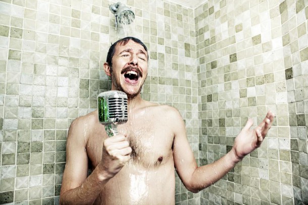 Chanter sous la douche n'est pas réservé qu'aux femmes !