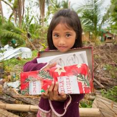 SamaritansPurse-Philipines-shoebox-girl-gift