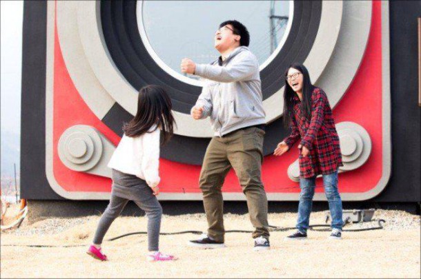 camera-shaped-house-12-659x438