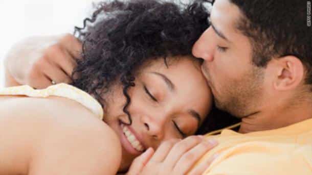 Les hommes fidèles sont généralement émotionnellement stables. Ils en ont fini avec les histoires du passé et sont véritablement prêts à se lancer dans une histoire en donnant de leur personne, entièrement.