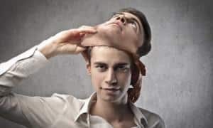 Dans toute relation basée sur la confiance, la sincérité est un élément déterminant. Par conséquent, les hommes fidèles ne prendraient jamais le risque de tout briser et de mentir sur ce qu'ils sont et ce qu'ils font. 