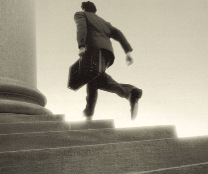 En général, on attend un homme arriver 5 minutes avant qu'il ne soit là grâce au bruit qu'il fait dans les escaliers. Pour eux, il n'y a qu'une seule manière de monter les marches : en courant !