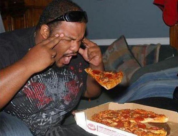 Ils essaient forcément de faire venir leur pizza dans leur bouche en utilisant seulement "la force"