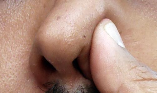 Sous la douche, ils se mouchent en utilisant seulement leurs mains