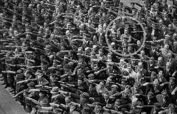 August Landmesser refuse le salut nazi, 1936