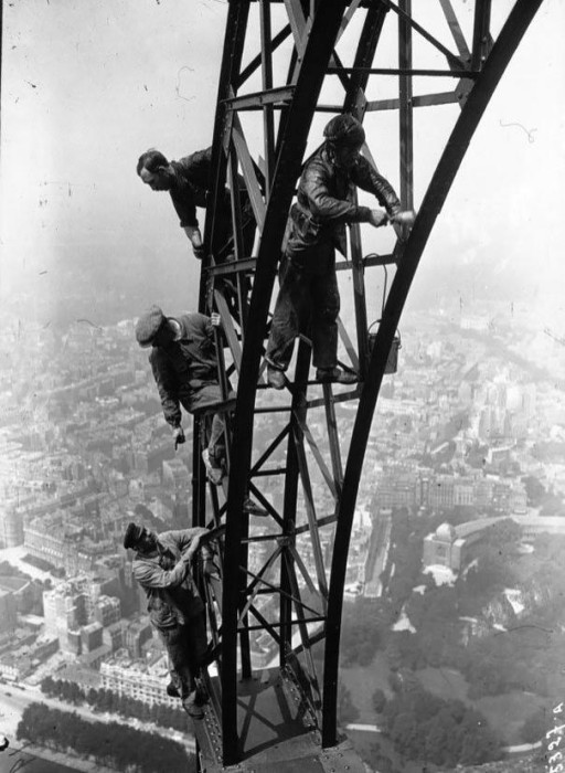 Ouvriers et peintres  sur la Tour Eiffel, 1962