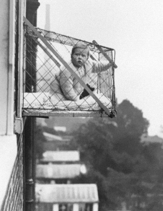 Les "balcons" pour bébés : ils recevaient assez d'air et de lumière, même en appartement, 1937... 