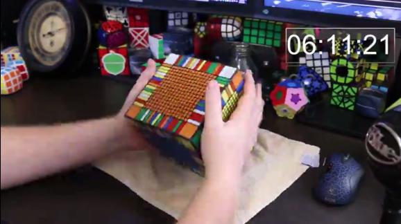 Résoudre le Rubik's Cube Géant