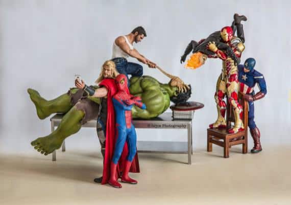 1-1-4-des-figurines-super-heros-mises-scene-facon-hilarante