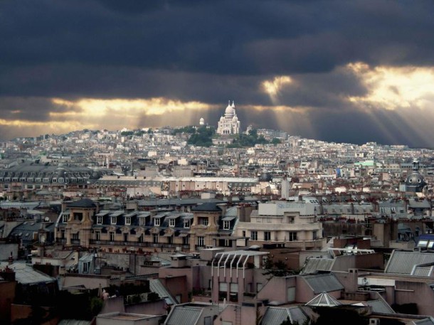 La basilique du Sacré-Cœur de Montmartre surplombant Paris (2003) (JAUBERT/SIPA)