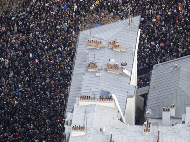 Contraste entre une foule dense et un toit en zinc typiquement parisien lors de la marche républicaine (11 janvier 2015) (AFP PHOTO/KENZO TRIBOUILLARD)