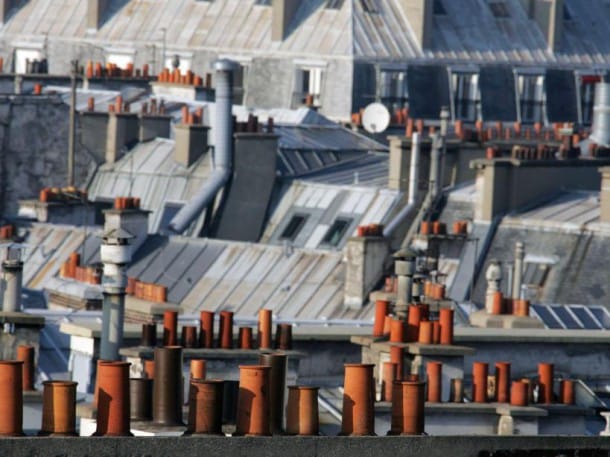 De nombreuses cheminées sur les toits parisiens (novembre 2006) (AFP PHOTO/DOMINIQUE FAGET)
