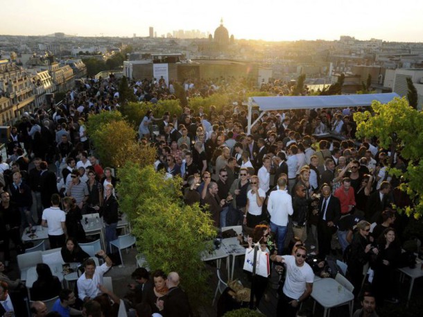 Un "afterwork" sur le toit du Printemps Haussmann (juin 2009) (GHNASSIA ANTHONY/SIPA)