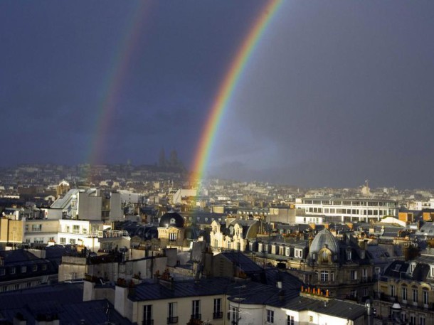 Arc-en-ciel par-dessus les toits (mars 2008) (POUZET/SIPA)
