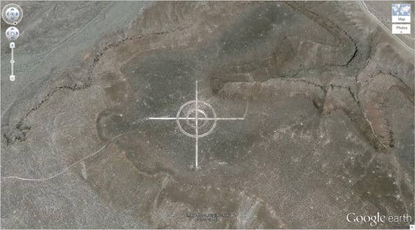 La cible géante dans le désert (37.563936, -116,85123) Nevada, États-Unis