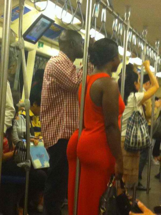 Une-maniere-creative-de-se-tenir-a-la-barre-dans-le-metro