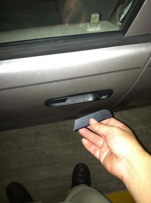 broken-car-door-handle