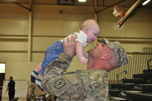 soldiers_meeting_their_children_02