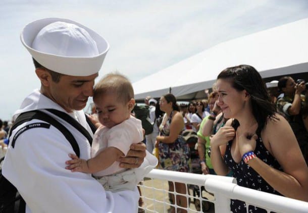 soldiers_meeting_their_children_09