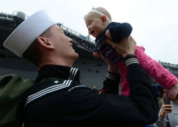 soldiers_meeting_their_children_12